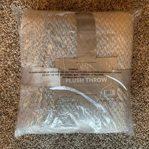 Ulta Plush Throw Blanket